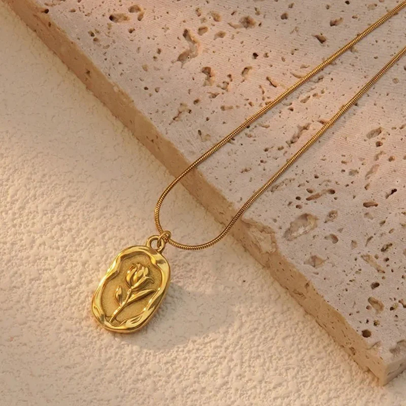 Rose Embedded Necklace