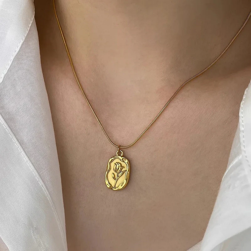 Rose Embedded Necklace