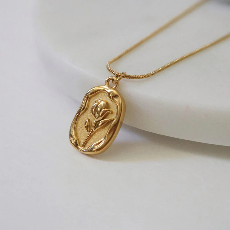 Rose Embedded Necklace