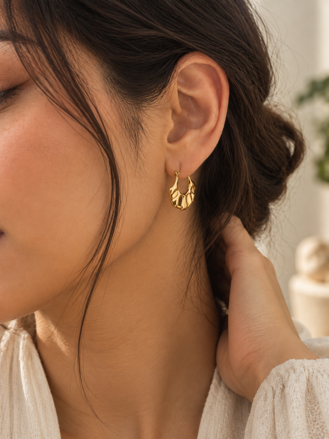 Shell Shaped Hoop Earrings - Image 4